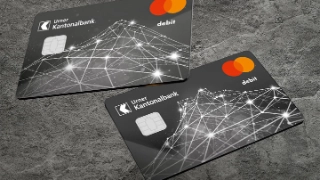 Die neue Debit Mastercard der Urner Kantonalbank präsentiert sich im modernen Look.